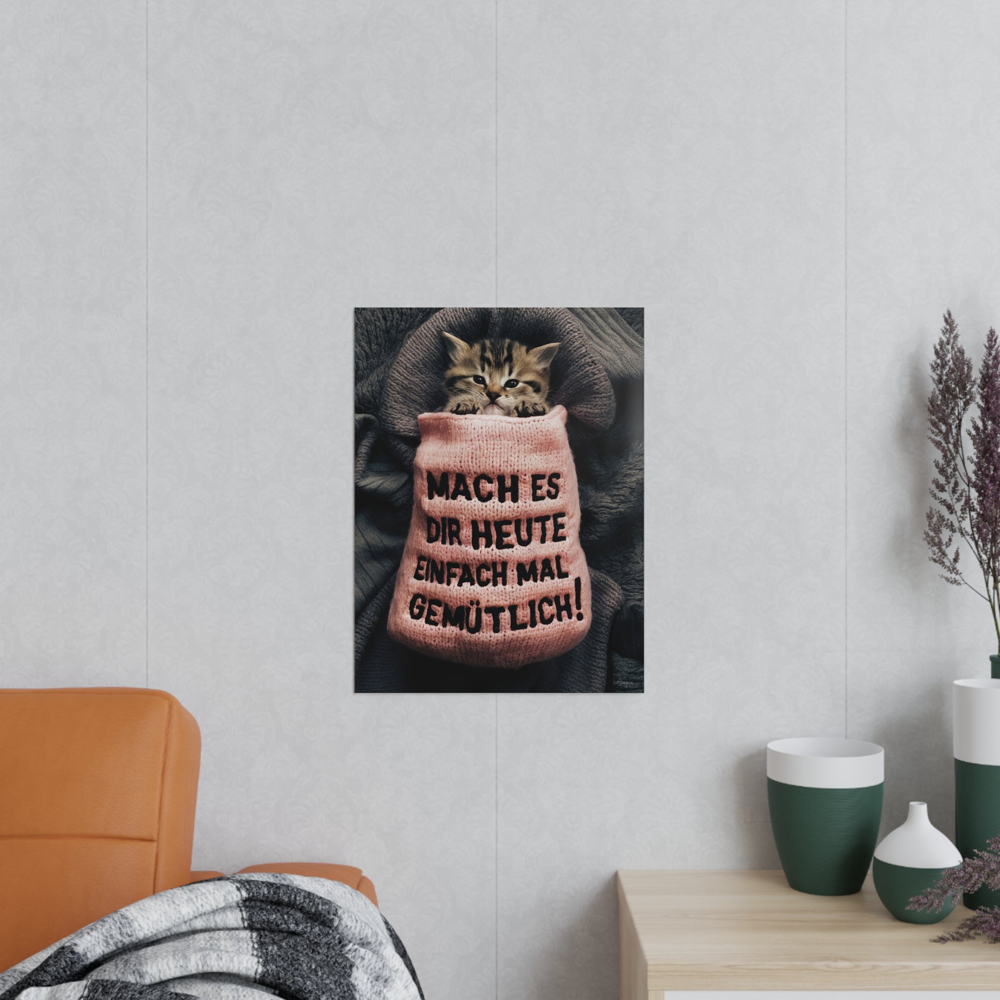 Niedliches Kätzchen Poster - Spruch: Mach es dir heute mal gemütlich - Poster bei HappyHugPixels