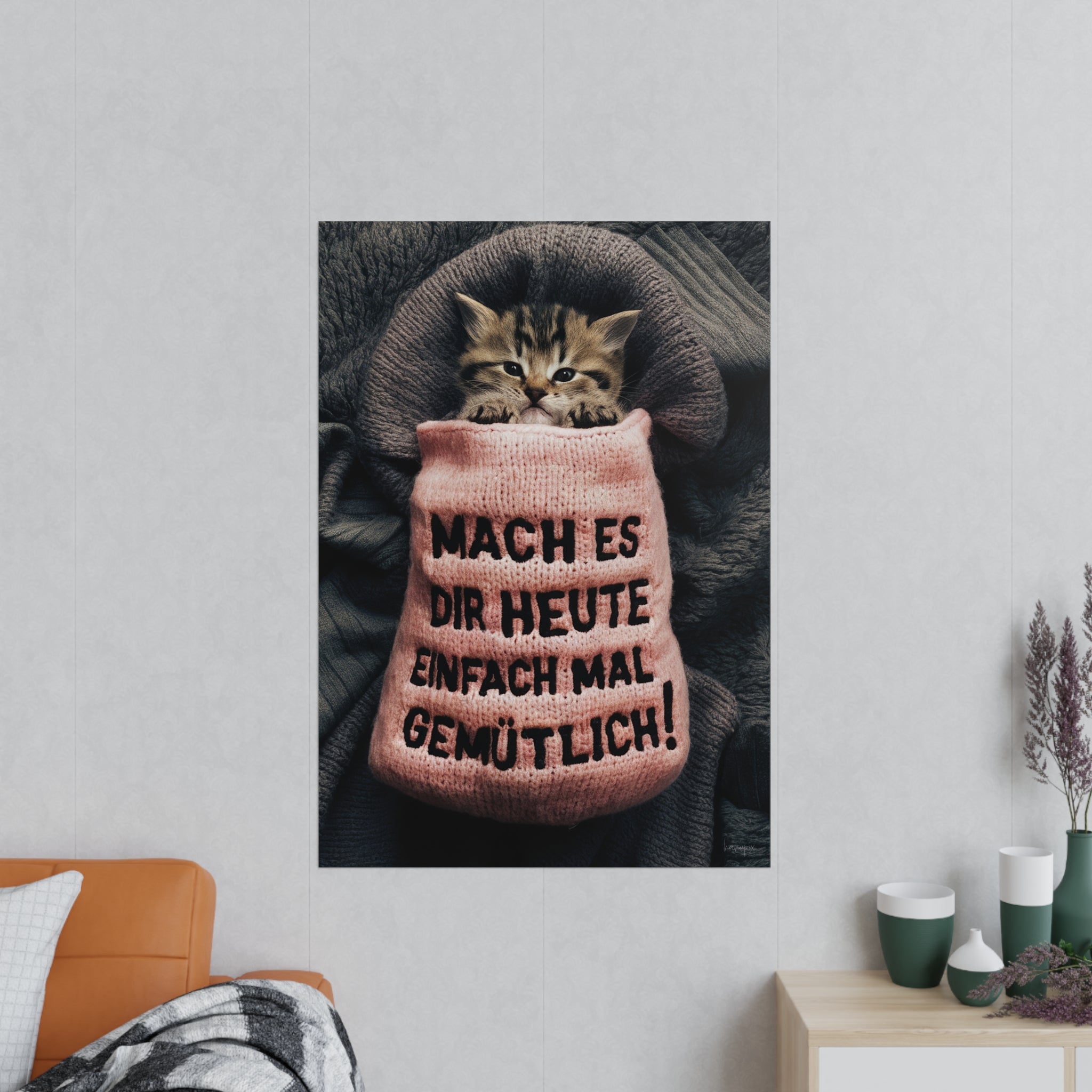 Niedliches Kätzchen Poster - Spruch: Mach es dir heute mal gemütlich - Poster bei HappyHugPixels