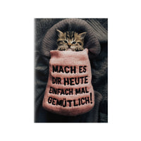 Niedliches Kätzchen Poster - Spruch: Mach es dir heute mal gemütlich - Poster bei HappyHugPixels