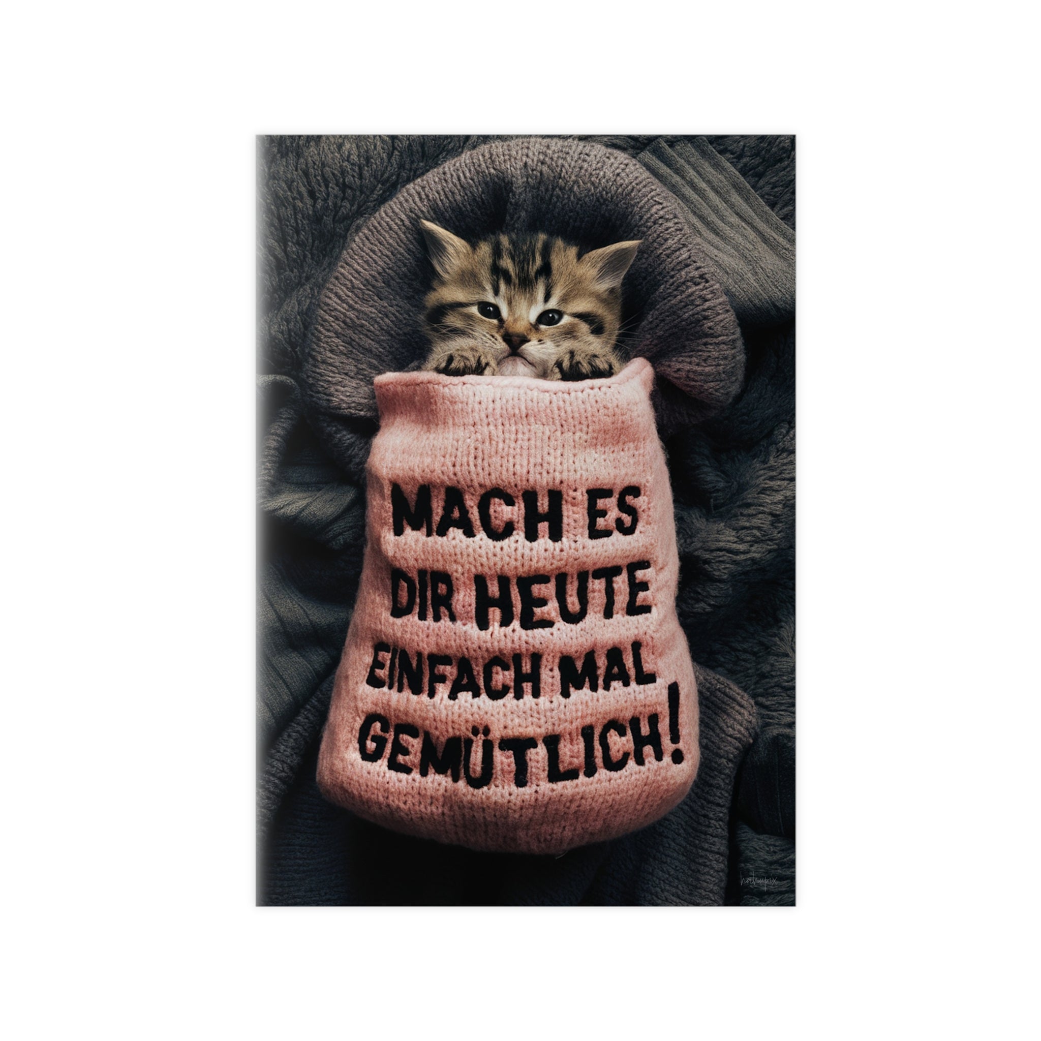 Niedliches Kätzchen Poster - Spruch: Mach es dir heute mal gemütlich - Poster bei HappyHugPixels