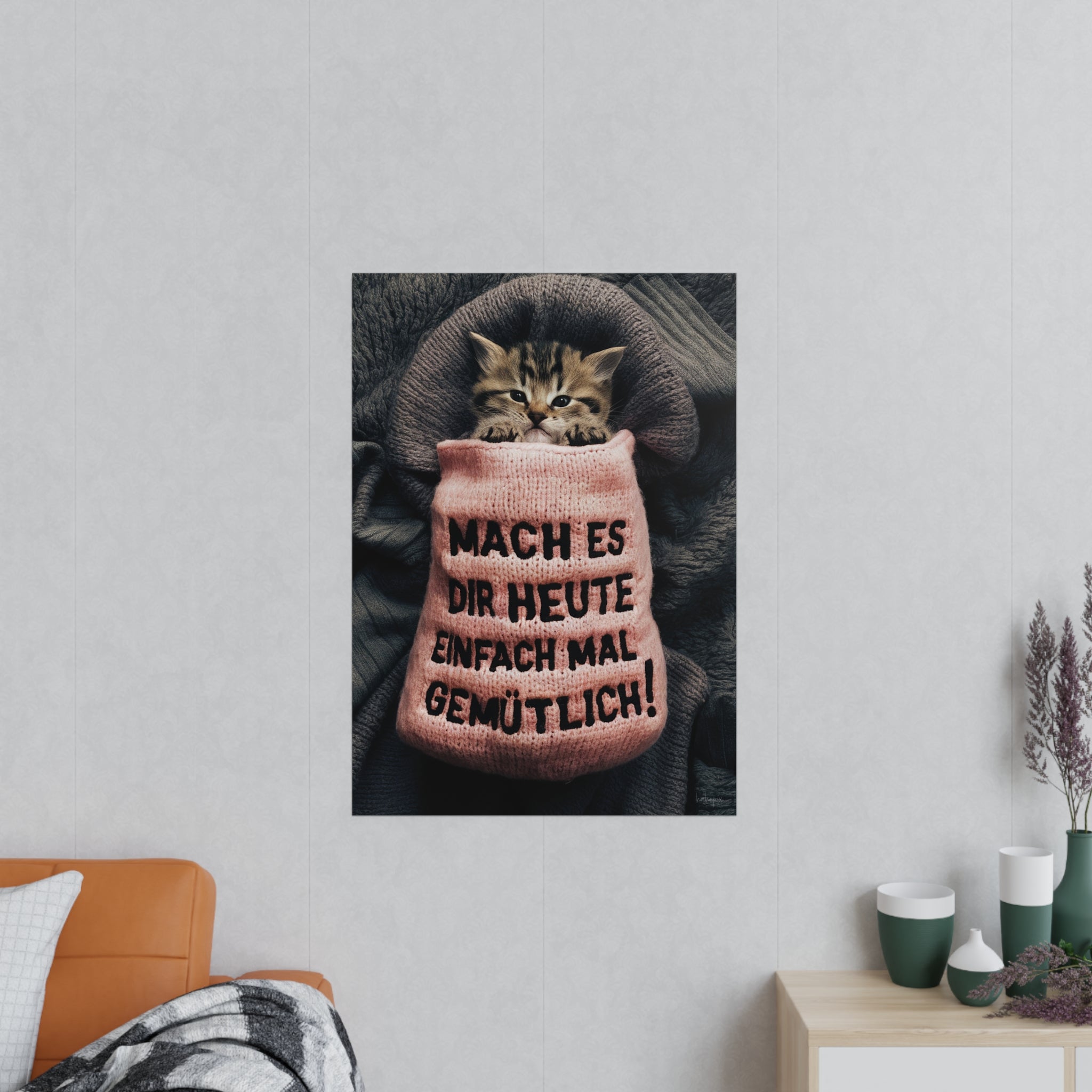 Niedliches Kätzchen Poster - Spruch: Mach es dir heute mal gemütlich - Poster bei HappyHugPixels