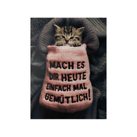 Niedliches Kätzchen Poster - Spruch: Mach es dir heute mal gemütlich - Poster bei HappyHugPixels