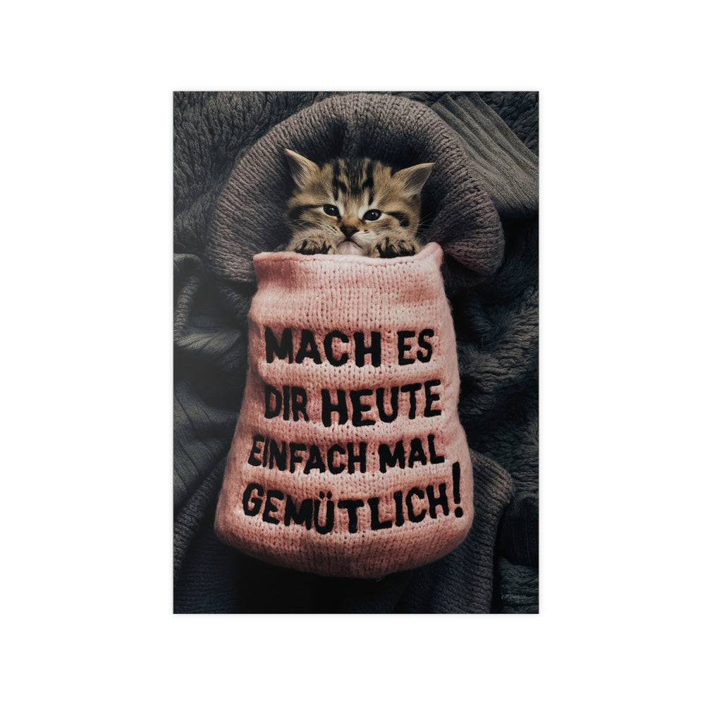 Niedliches Kätzchen Poster - Spruch: Mach es dir heute mal gemütlich - Poster bei HappyHugPixels