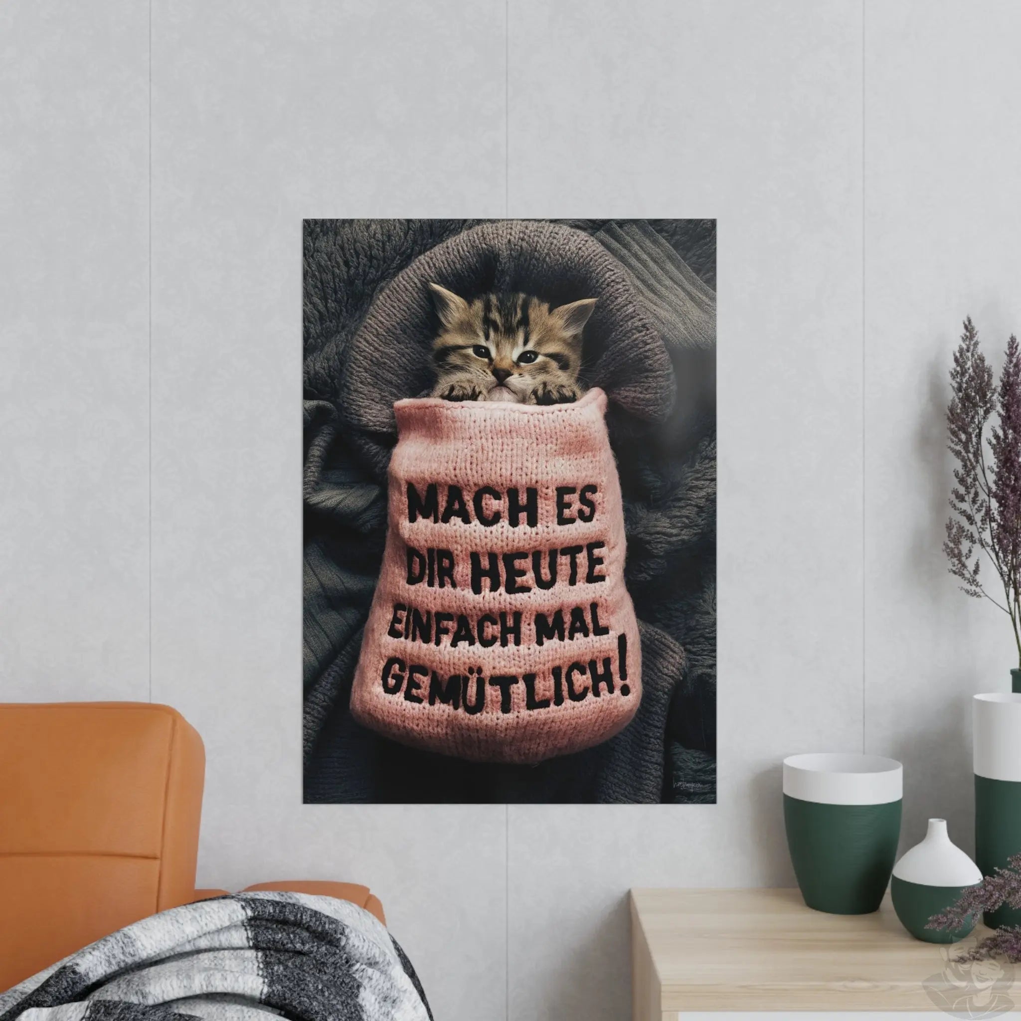 Niedliches Kätzchen Poster - Spruch: Mach es dir heute mal gemütlich - Poster bei HappyHugPixels