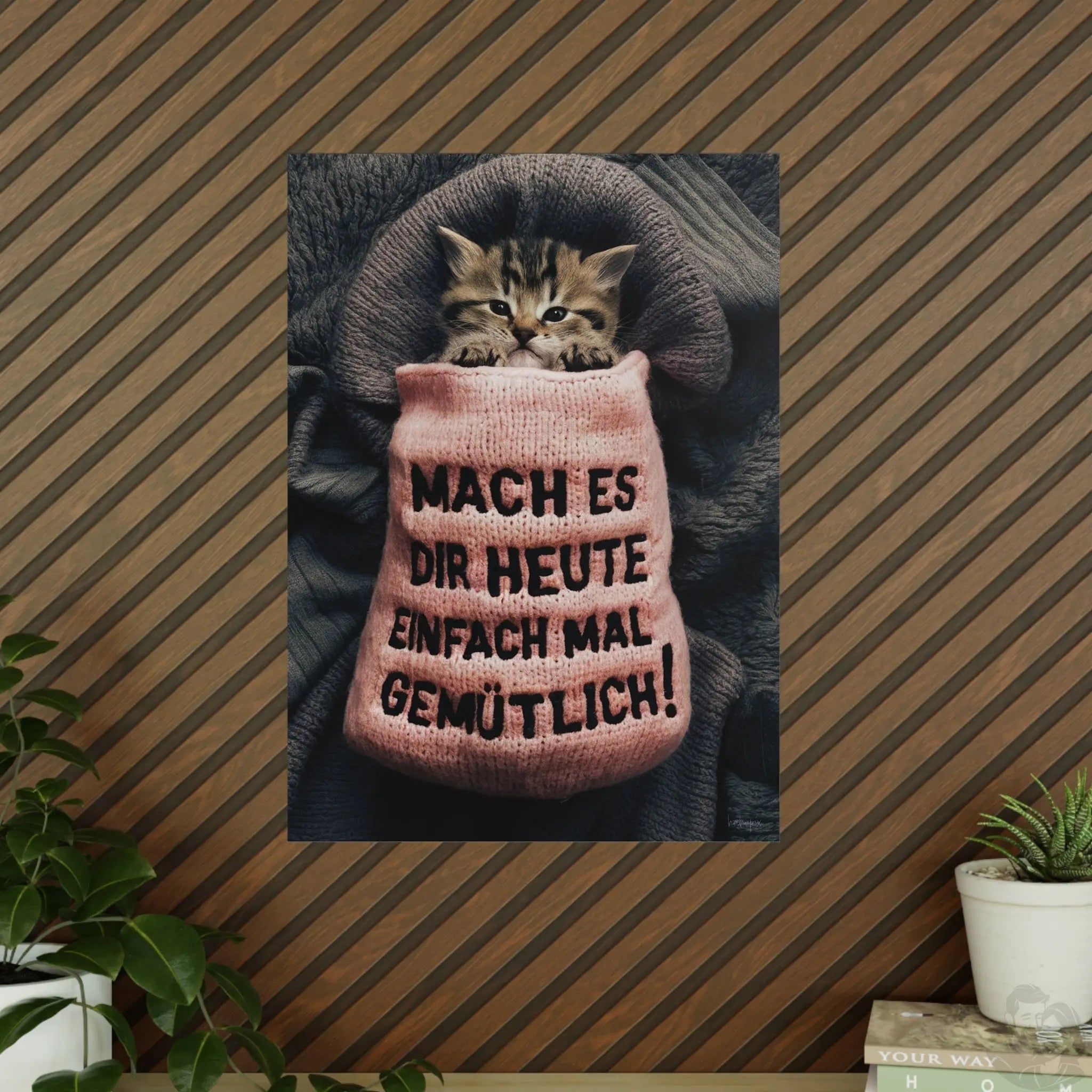 Niedliches Kätzchen Poster - Spruch: Mach es dir heute mal gemütlich - Poster bei HappyHugPixels