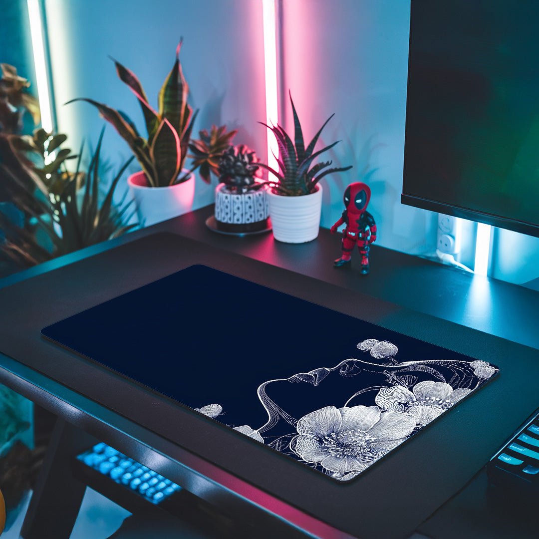 Elegantes Frauengesicht Blumen - Design XXL Gaming Mauspad - Mousepad bei HappyHugPixels