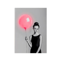 Kunstposter Zeichnung - Elegante Frau mit Ballon - Photopapier - Poster bei HappyHugPixels