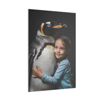 Leinwandbild Mädchen und Pinguin – Aus der Serie Little Girl Animals - Canvas bei HappyHugPixels