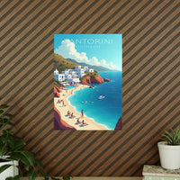 Santorini Reiseposter: Traumhafte Strandbucht im Retro - Stil auf Premium - Fotopapier - Poster bei HappyHugPixels