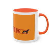 Hund Spaziergang Tasse - Lebendige 'Wer geht mit wem?' Spaziergangbild - Mug bei HappyHugPixels