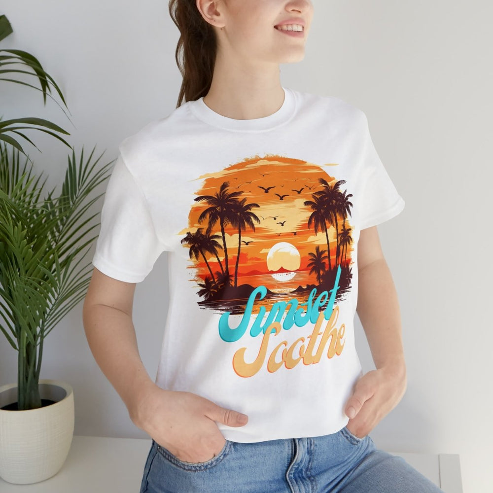 Sunset Sooth Retro T - Shirt - Unisex mit Strandmotiv - T - Shirt bei HappyHugPixels